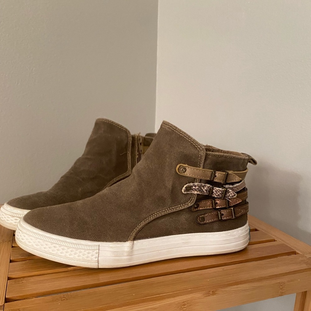 Super cute Blowfish Shoes ! Only worn a couple of times.